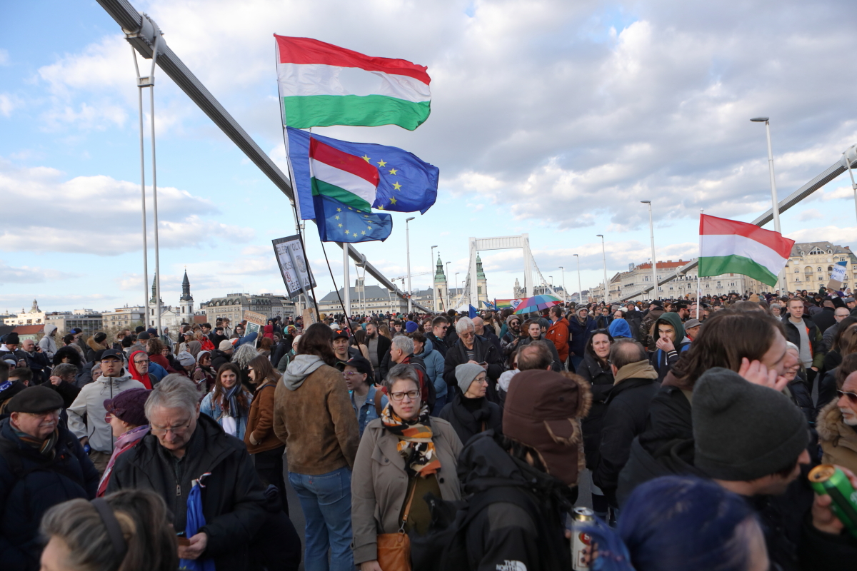 A gyülekezési jog korlátozása és a Pride betiltása ellen tüntetés