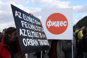 Slam poetry, hídfoglalás és oszlatás - képriport a keddi tüntetésről