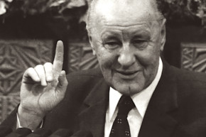 Kádár - se kiköpni, se lenyelni nem tudjuk