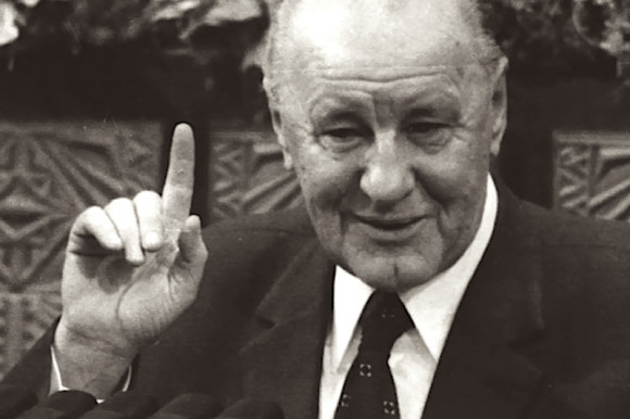 Kádár - se kiköpni, se lenyelni nem tudjuk