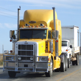 Két éjszakára felfüggeszti a kamionstopot a kormány