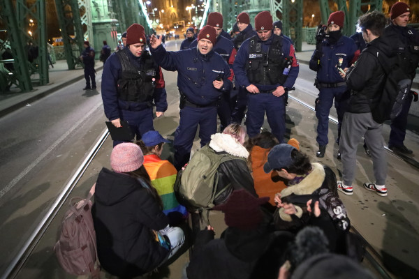 A gyülekezési jog korlátozása és a Pride betiltása ellen tüntetés
