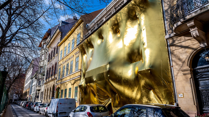 Aranyba burkolt palota