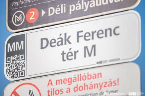 Új típusú, QR-kóddal ellátott megállónévtáblákat tesztel a BKK