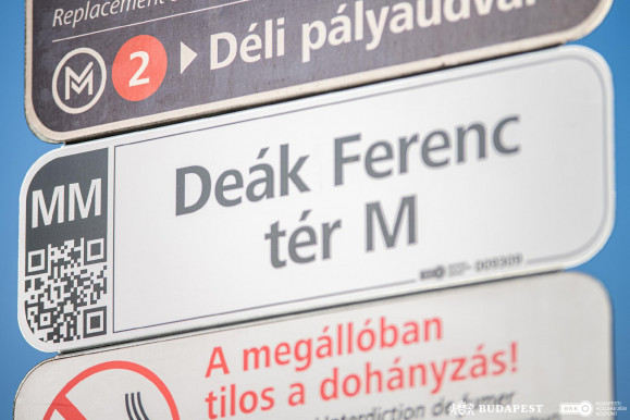 Új típusú, QR-kóddal ellátott megállónévtáblákat tesztel a BKK