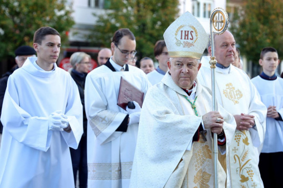 Kiskorú sérelmére elkövetett bűncselekmény gyanúja miatt felfüggesztett egy papot a kalocsai érsek