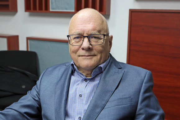 Balázs Péter: Orbán ül a kerítésen, kacsintgat ide-oda, de innen nagyot lehet esni bármelyik irányba