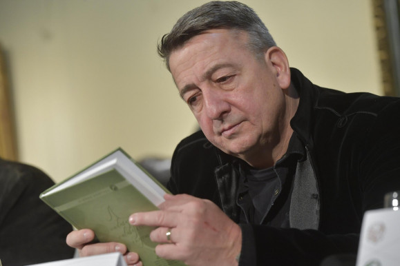 Bayer Zsolt ma már nem mondaná, hogy a pápa demens vénember, mert azóta katolizált