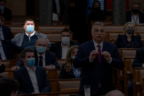 A parlamentben szavazott a koronavírusos fideszes politikus