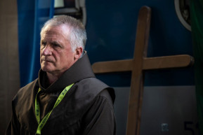 Petícióban kérik Böjtét, hogy ne tegye ki szembesítésnek a szexuális erőszakról beszámoló volt neveltjét