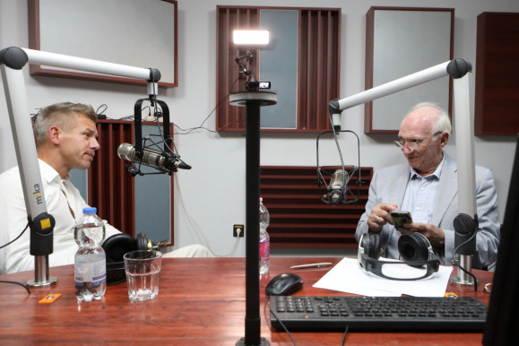 Magyar Péterék is bejárják az országot