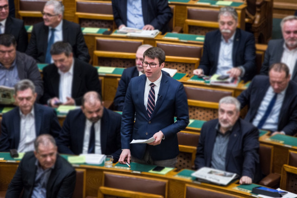 Képviselői jogot adtak az 1. kerületben a meg sem választott volt fidelitasosnak is