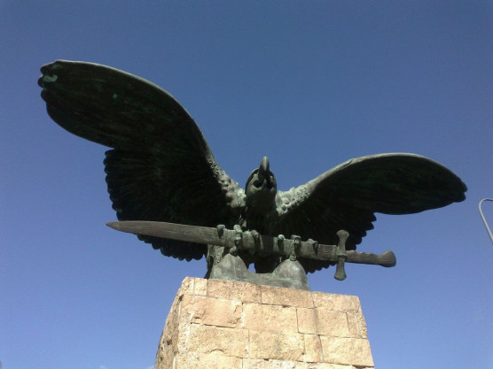 Ungváry Krisztián egy temetőbe vinné a turulszobrot