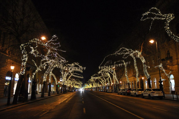 Elfogadták, nem lesz karácsonyi díszkivilágítás a főváros által kezelt utcákban