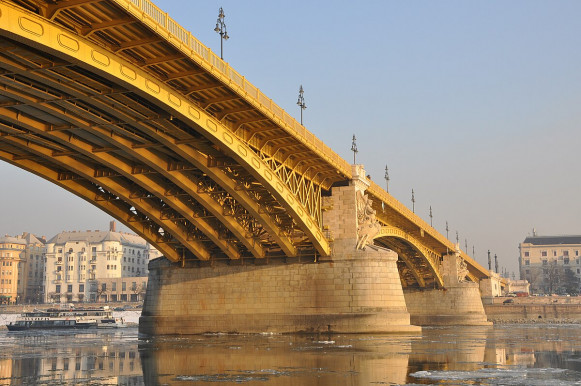 A Margit hídnak ütközött egy teherhajó