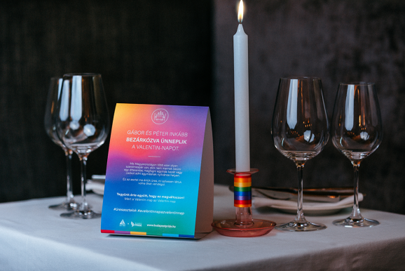 Szivárványos gyertyával a Valentin-napért