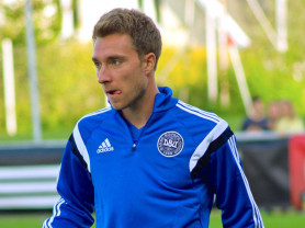 Összeesett a pályán a dán játékos, félbeszakadt a meccs