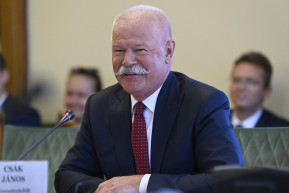 Csák énekléssel dobta fel beszédét 