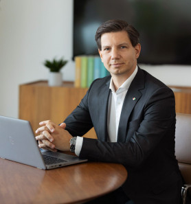 Euróban ad fizetést az állam az imázsépítésért felelős cég vezérigazgatójának