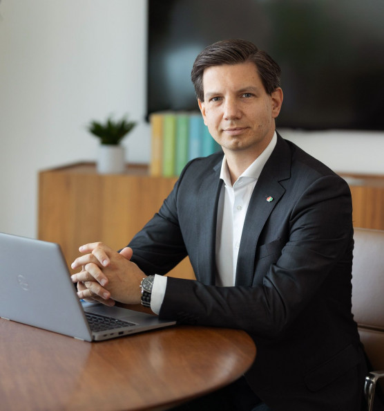 Euróban ad fizetést az állam az imázsépítésért felelős cég vezérigazgatójának