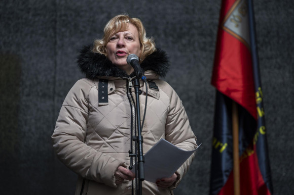 Lyukas cipőkkel demonstráltak a köztisztviselők a Karmelita előtt