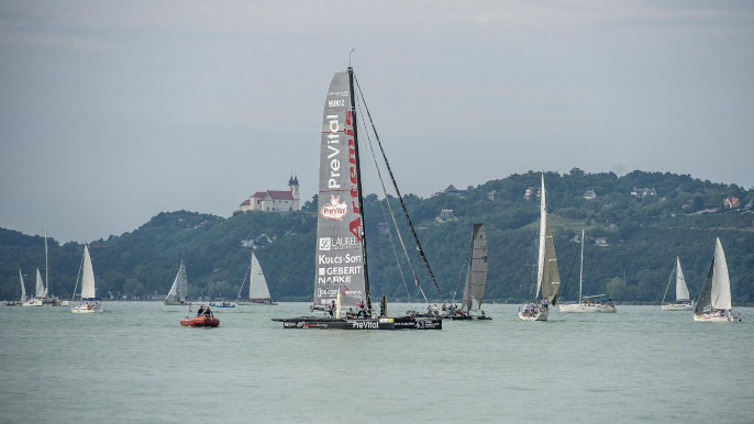 Egy hajóban, egy üzletben