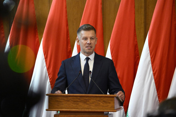 Magyar Péter miniszterelnök fellép az államfő eltávolítása érdekében, és korrupcióellenes hivatalt hoz létre