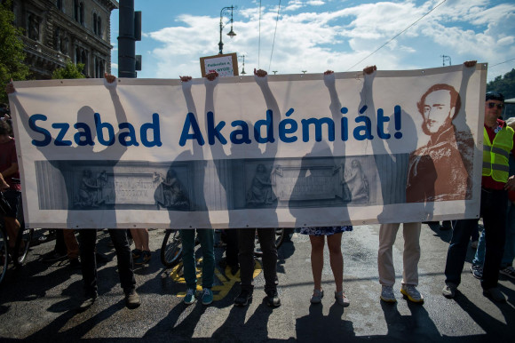 Nem hisznek a botránymentes átmenetben az akadémiai kutatók