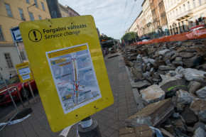 Negyven fok a villamospótlón