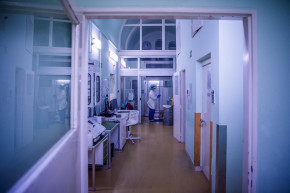 Az ellenzék egészségügyi minisztériumot hozna létre és eltörölné a szolgálati jogviszonyt