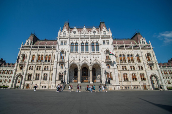 A pápalátogatás miatt 24 napra lezárták a Kossuth teret, de nem tudni, miért ennyi ideig