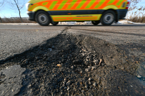 Napi ezer kátyú javítását ígéri Karácsony