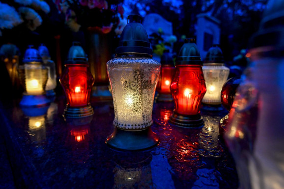 Este nyolcig nyitva lesznek a temetők a hosszú hétvégén