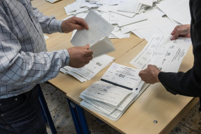Már kevesebb mandátuma van a Tiszának, mint vasárnap éjjel