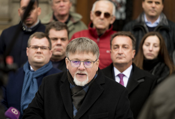 A győri polgármester szerint sutyerák bunkók, akik jutalma miatt kritizálják