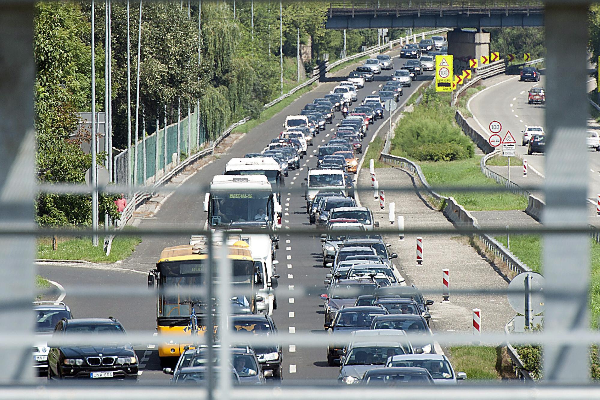 Torlódik a forgalom az M7-es autópályán