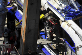 Pénzért. Mi másért?