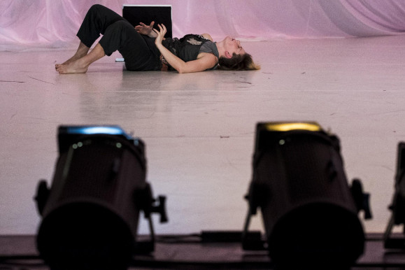 A rendszer felőrölte, feloszlik a független előadócsoport