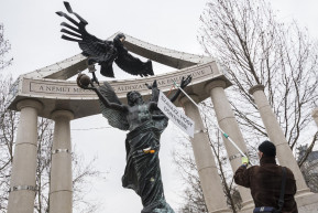 Szobrok állnak, szobrok dőlnek