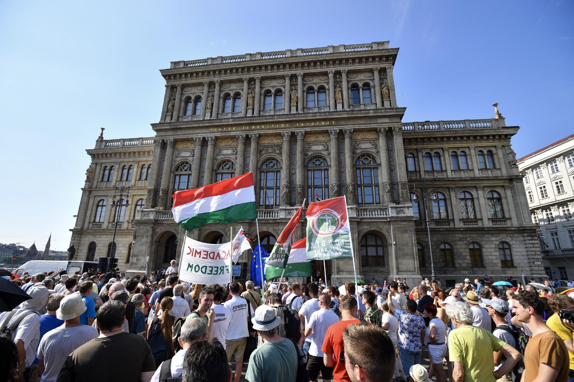 Az Akadémiai Dolgozók Fórumának demonstrációja Budapesten 