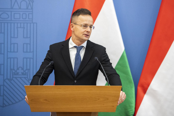 Szijjártó megszakértette Orbán repülőútját
