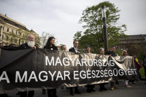 Társak nélkül – Kemencéket épít az ápoló