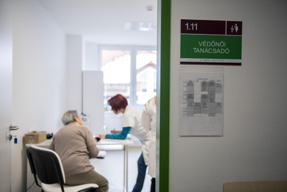 Saját zsebből kell dolgozniuk a védőnőknek