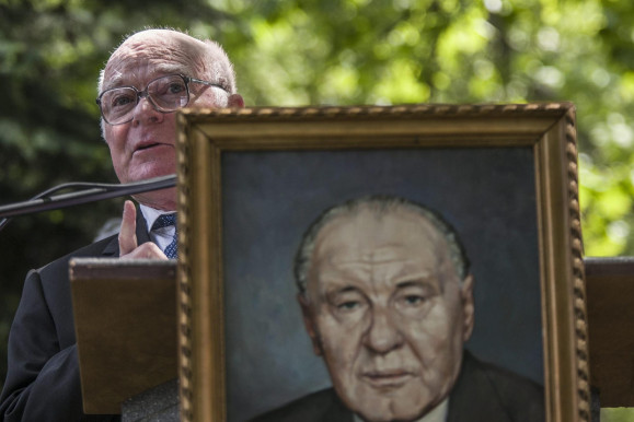 Moldova György: Állnak majd itt Kádár-szobrok