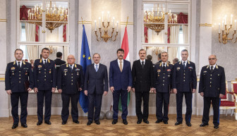 Zúgolódnak a rendőrök, a vezetőik dupla pénzt kapnak