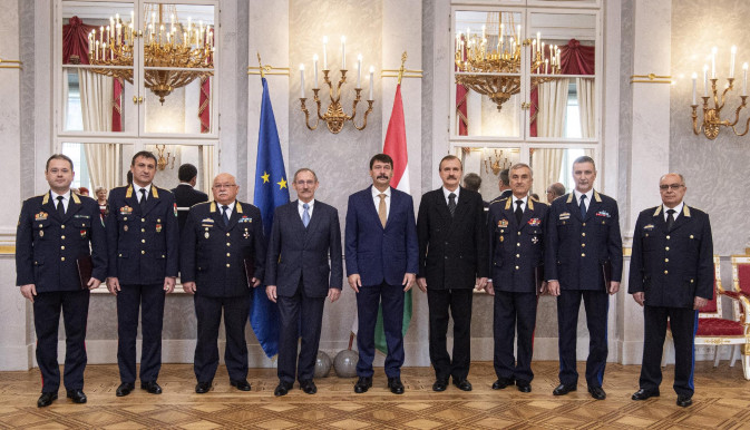 Zúgolódnak a rendőrök, a vezetőik dupla pénzt kapnak