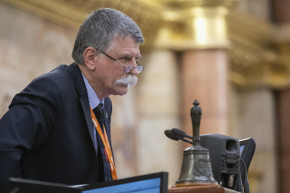 Büntetésekkel, leszámolásokkal és az EU-s pénzekért kezdődik a parlament