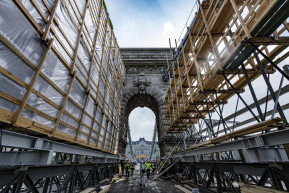 A Lánchíd oroszlánjának leemelték a fejét