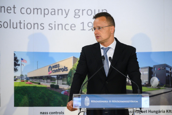 Szijjártóék újabb terve, hogy hazacsábítsák a fiatalokat