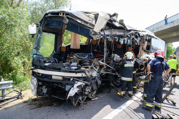 Át kellene gondolni a buszos csobbanóutakat
